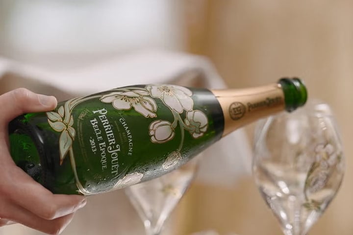 Belle Epoque served to the glass
