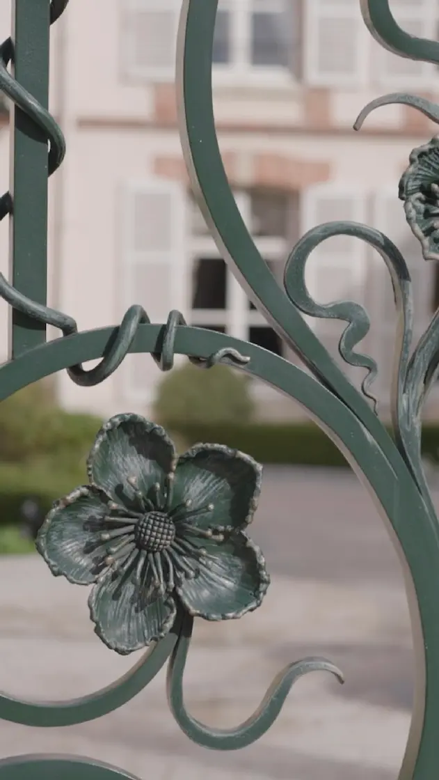 close-up on Maison Belle Epoque gate