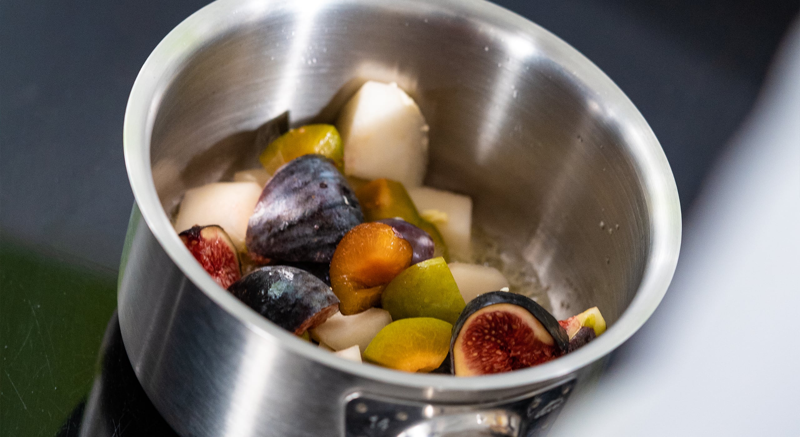 Sébastien Morellon cooking fruits